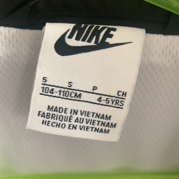 NEW Nike Kids Jacket with ‘Just Do It” print - Picture 2 of 3